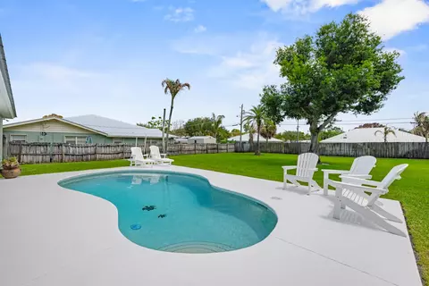 Exterior - 5064 SE Horseshoe Point Rd, Stuart, FL 34997 photo 4 of 12