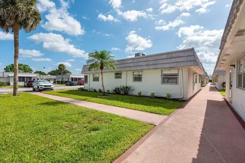 92 Valencia Dr #D, Delray Beach, FL 33446