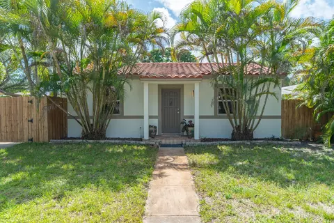 820 SW 18th Ct, Fort Lauderdale, FL 33315