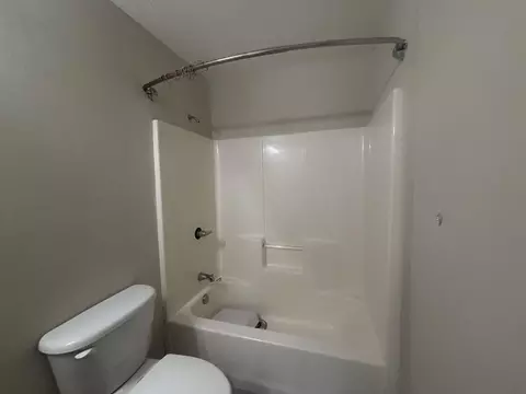 Bath - 9166 SE 63rd Dr, Okeechobee, FL 34974 photo 2 of 2