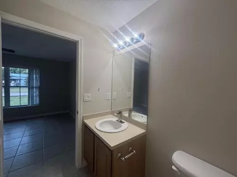 Bath - 9166 SE 63rd Dr, Okeechobee, FL 34974 photo 1 of 2