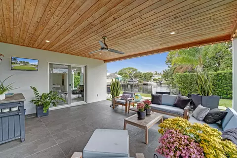 Exterior - 381 SE 3rd St, Pompano Beach, FL 33060 photo 3 of 11