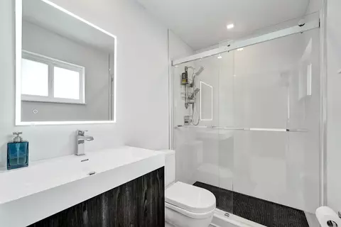 Bath - 381 SE 3rd St, Pompano Beach, FL 33060 photo 4 of 4
