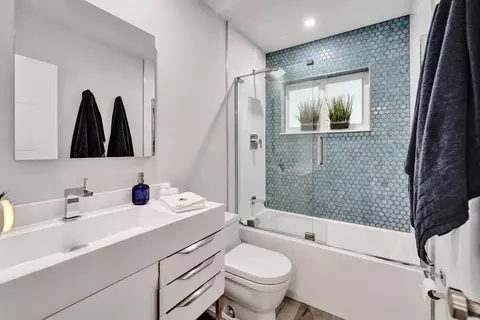 Bath - 381 SE 3rd St, Pompano Beach, FL 33060 photo 1 of 4