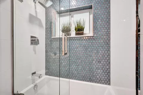 Bath - 381 SE 3rd St, Pompano Beach, FL 33060 photo 3 of 4