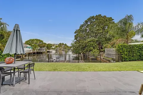 Exterior - 381 SE 3rd St, Pompano Beach, FL 33060 photo 7 of 11