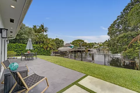 Exterior - 381 SE 3rd St, Pompano Beach, FL 33060 photo 5 of 11