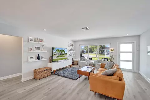 Living - 381 SE 3rd St, Pompano Beach, FL 33060 photo 3 of 5