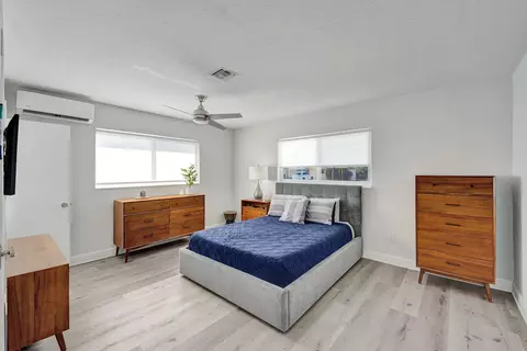Bedroom - 381 SE 3rd St, Pompano Beach, FL 33060 photo 1 of 2