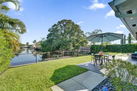 Exterior - 381 SE 3rd St, Pompano Beach, FL 33060 photo 6 of 11