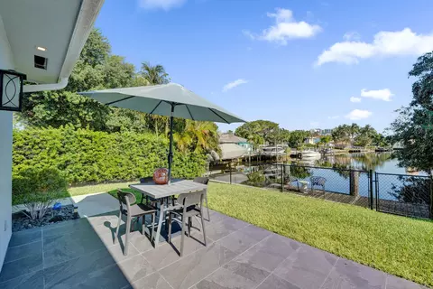 Exterior - 381 SE 3rd St, Pompano Beach, FL 33060 photo 2 of 11