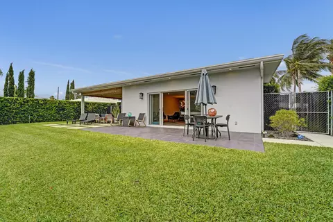 Exterior - 381 SE 3rd St, Pompano Beach, FL 33060 photo 9 of 11