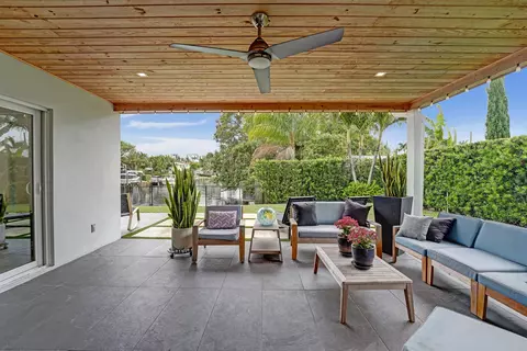 Exterior - 381 SE 3rd St, Pompano Beach, FL 33060 photo 4 of 11