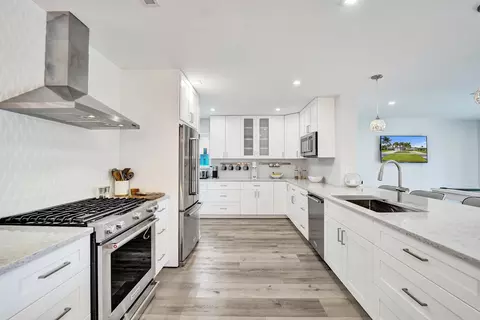 Kitchen - 381 SE 3rd St, Pompano Beach, FL 33060 photo 3 of 6
