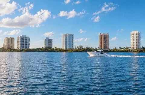 301 Lake Shore Dr, Lake Park, FL 33403