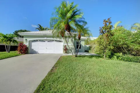 2519 Country Golf Dr, Wellington, FL 33414
