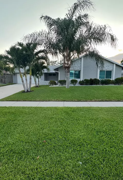 605 Toxaway Dr, West Palm Beach, FL 33413