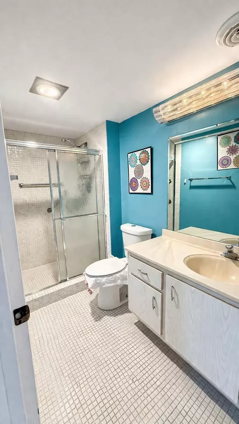Bath - 4024 Wolverton E, Boca Raton, FL 33434 photo 1 of 2