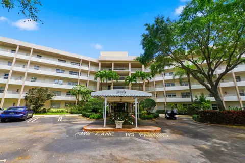 3800 Oaks Clubhouse Dr #106, Pompano Beach, FL 33069