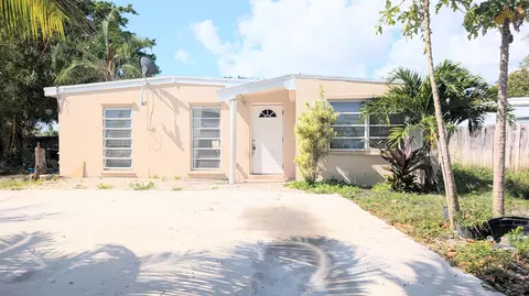 490 Tulip Tree Dr, Lake Worth, FL 33462