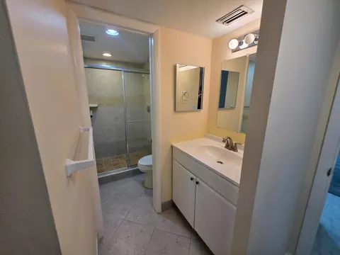 Bath - 5403 SE Miles Grant Rd #H108, Stuart, FL 34997 photo 1 of 8