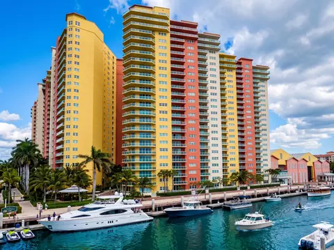 2640 Lake Shore Dr #309, Riviera Beach, FL 33404