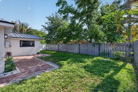 Exterior - 454 Dover Rd, Jupiter, FL 33469 photo 7 of 11