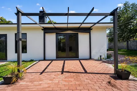 Exterior - 454 Dover Rd, Jupiter, FL 33469 photo 10 of 11