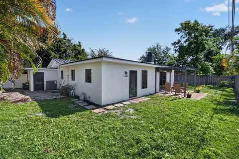 Exterior - 454 Dover Rd, Jupiter, FL 33469 photo 9 of 11