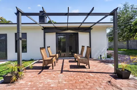 Exterior - 454 Dover Rd, Jupiter, FL 33469 photo 8 of 11