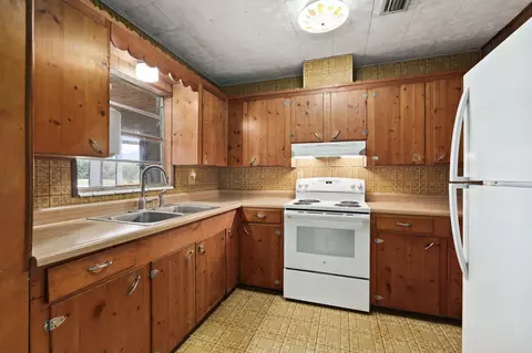 Kitchen - 4072 NW 18th St, Okeechobee, FL 34972 photo 2 of 3