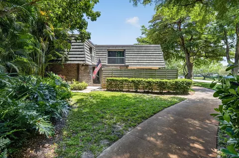 527 5th Ter, Palm Beach Gardens, FL 33418