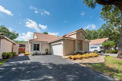 10124 NW 3rd Ct, Plantation, FL 33324