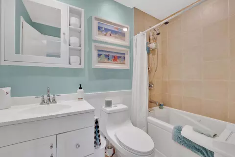 Bath - 211 Valencia, Delray Beach, FL 33446 photo 1 of 2