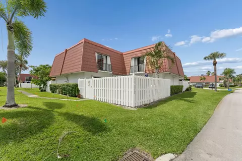 1425 Oxford Ln, Boynton Beach, FL 33426