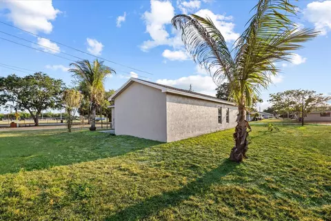 Exterior - 945 SE Forrest Park Dr, Stuart, FL 34994 photo 5 of 7