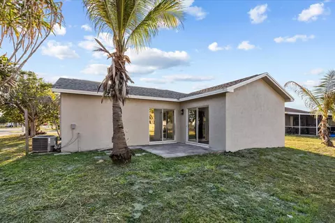Exterior - 945 SE Forrest Park Dr, Stuart, FL 34994 photo 3 of 7