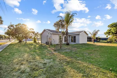 Exterior - 945 SE Forrest Park Dr, Stuart, FL 34994 photo 6 of 7