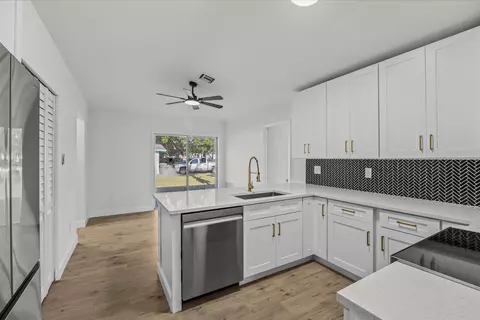Kitchen - 945 SE Forrest Park Dr, Stuart, FL 34994 photo 2 of 4