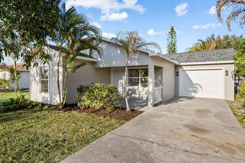 Exterior - 945 SE Forrest Park Dr, Stuart, FL 34994 photo 4 of 7