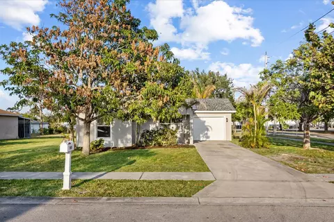 Exterior - 945 SE Forrest Park Dr, Stuart, FL 34994 photo 1 of 7
