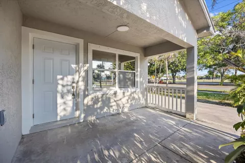 Exterior - 945 SE Forrest Park Dr, Stuart, FL 34994 photo 2 of 7