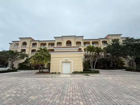 11 W Harbour Isle Dr W #105, Fort Pierce, FL 34949