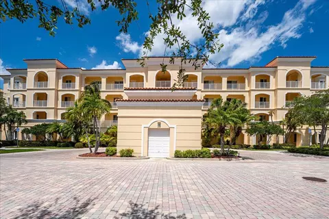 18 W Harbour Isle Dr W #102, Fort Pierce, FL 34949