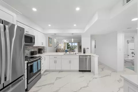 6936 Huntington Ln #302, Delray Beach, FL 33446