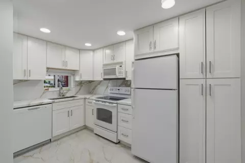 371 S Hollybrook Dr #106, Pembroke Pines, FL 33025