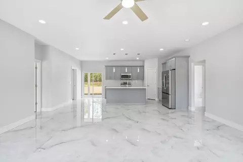 Living - 335 S Datil St, Clewiston, FL 33440 photo 4 of 10