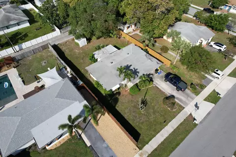 910 SE 3rd Ave, Delray Beach, FL 33483 photo 2