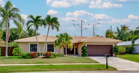 4886 Acorn Dr, Boca Raton, FL 33487
