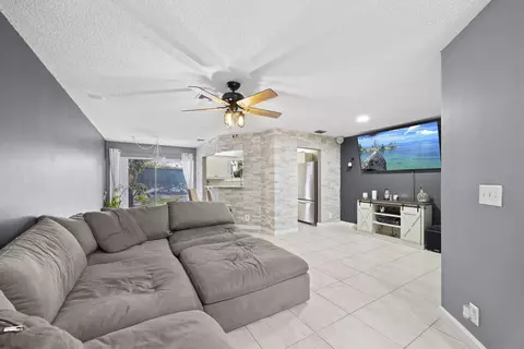 1928 E Discovery Cir E, Deerfield Beach, FL 33442